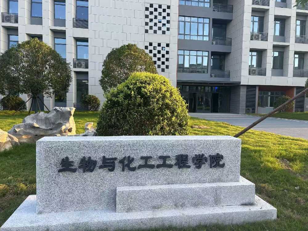 松北区扬州职业大学体育场高杆灯项目